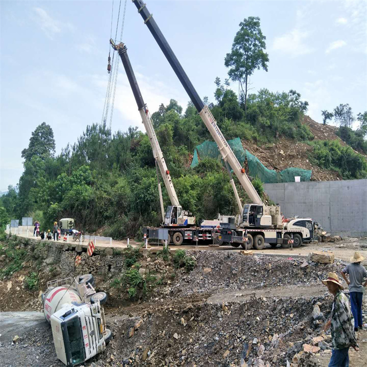 珙县汽车掉沟里叫吊车救援要多少钱